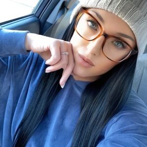 Meet your Posher, Britnee